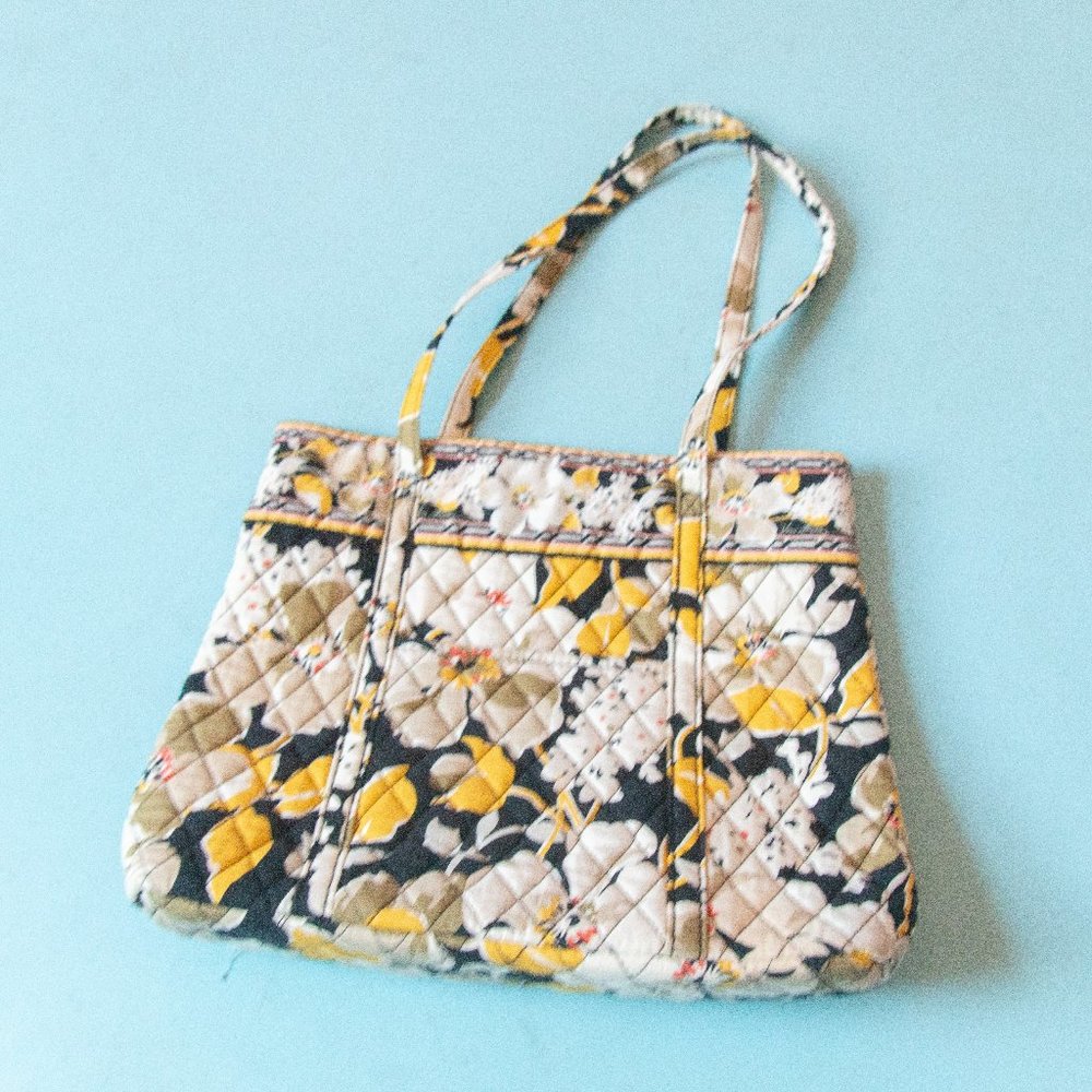 LIKE NEW Vera Bradley Dogwood Retired Print Floral Quilted Holiday Tote Bag
